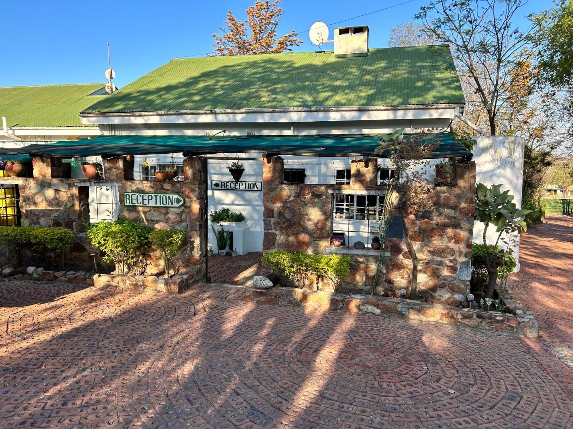 Swinburn'S Rest Aparthotel Lobatse Exterior photo